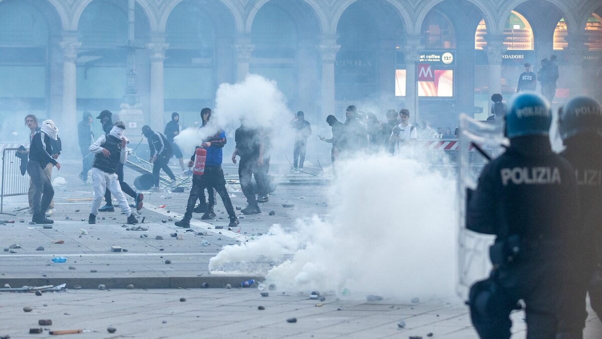 Milano, scontri in Duomo al corteo contro il carovita: la manifestazione diventa guerriglia tra bombe carta e barricate. Numerosi feriti Milano, scontri in Duomo al corteo contro il carovita: la manifestazione diventa guerriglia tra bombe carta e barricate. Numerosi feriti