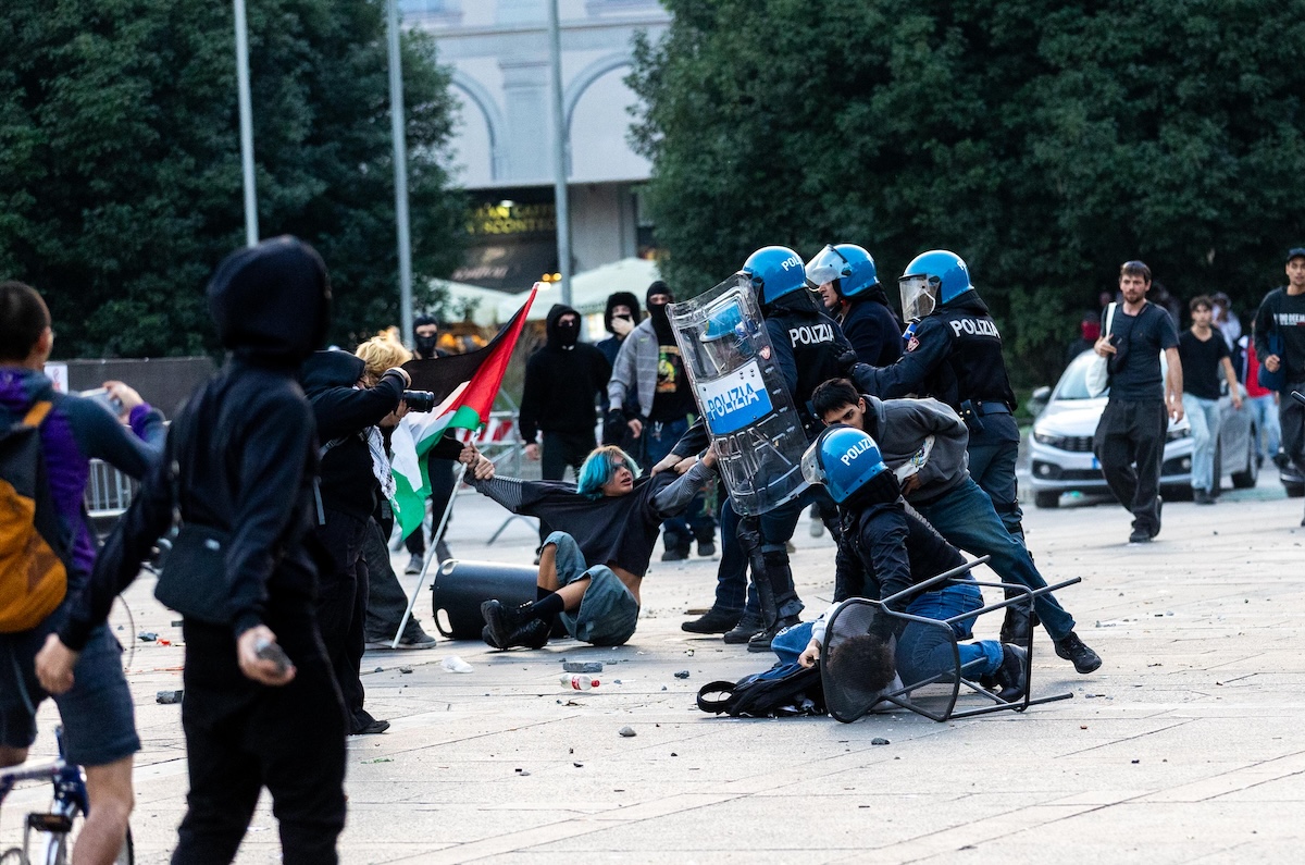 Milano, scontri in Duomo al corteo contro il carovita: la manifestazione diventa guerriglia tra bombe carta e barricate. Numerosi feriti Milano, scontri in Duomo al corteo contro il carovita: la manifestazione diventa guerriglia tra bombe carta e barricate. Numerosi feriti