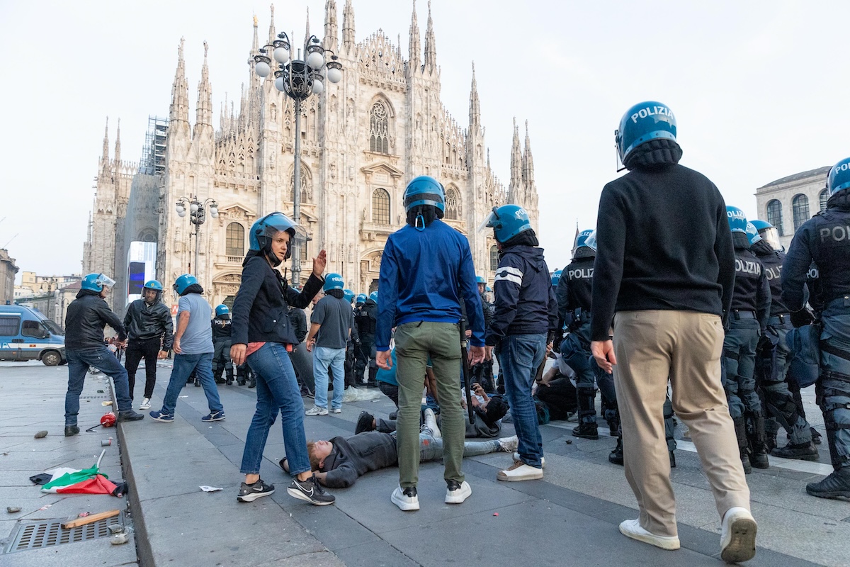 Milano, scontri in Duomo al corteo contro il carovita: la manifestazione diventa guerriglia tra bombe carta e barricate. Numerosi feriti Milano, scontri in Duomo al corteo contro il carovita: la manifestazione diventa guerriglia tra bombe carta e barricate. Numerosi feriti