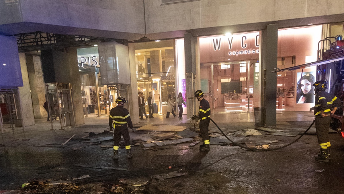 Milano, serrande giù nel Quadrilatero per la paura di nuovi scontri. I negozianti: “Una guerra, temiamo ci riconoscano” Milano, serrande giù nel Quadrilatero per la paura di nuovi scontri. I negozianti: “Una guerra, temiamo ci riconoscano”