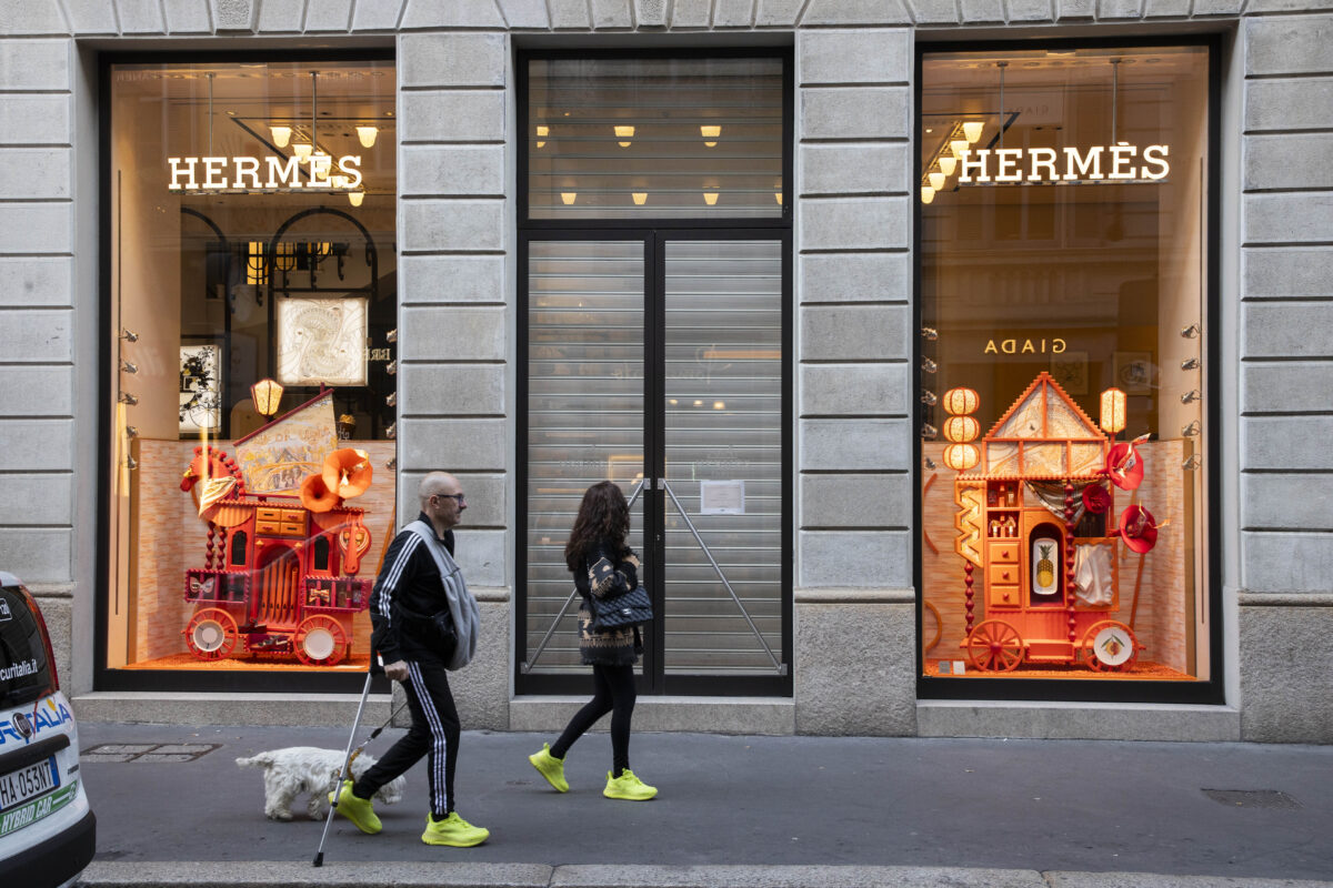 Lusso europeo in crisi, bruciati 250 miliardi di valore in Borsa: male Hermès e Lvmh, resistono Birkin e gioielli. Cina e Usa frenano il mercato Lusso europeo in crisi, bruciati 250 miliardi di valore in Borsa: male Hermès e Lvmh, resistono Birkin e gioielli. Cina e Usa frenano il mercato