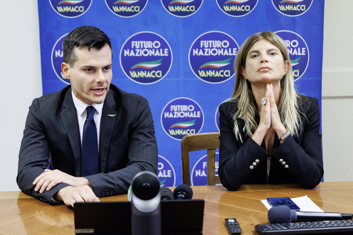 Ucraina, Ziello (Fn) attacca Salvini: “A parole è contro gli aiuti, ma poi vota per Kiev: insegue Vannacci” Ucraina, Ziello (Fn) attacca Salvini: “A parole è contro gli aiuti, ma poi vota per Kiev: insegue Vannacci”