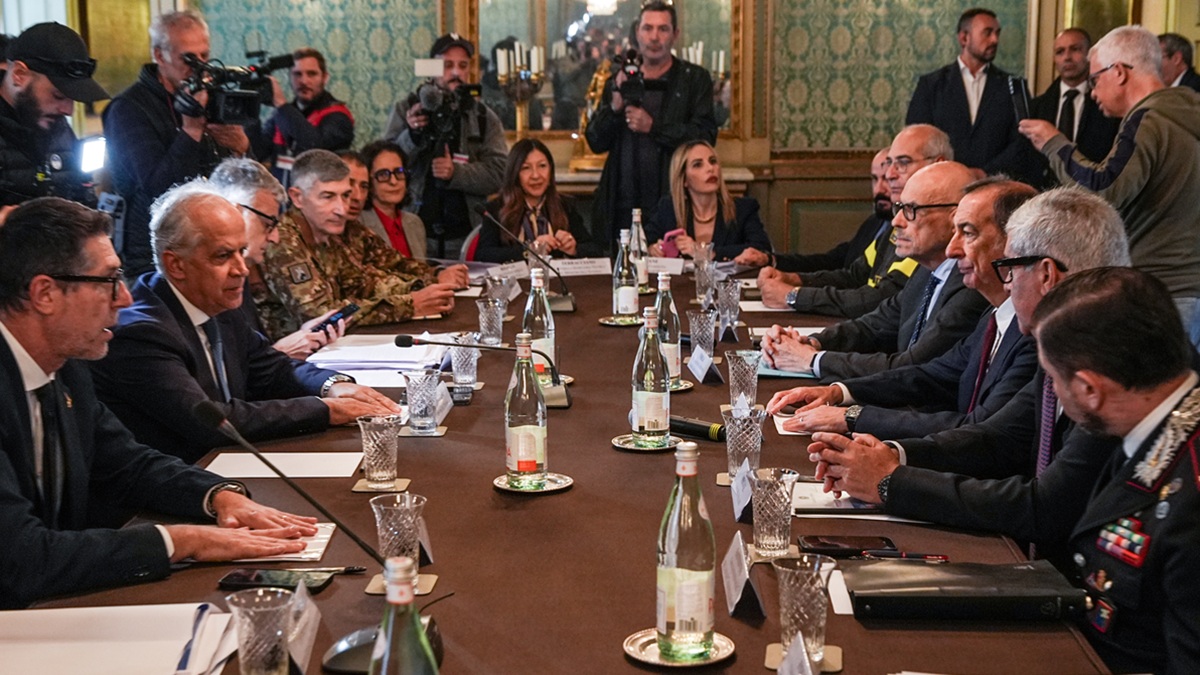 Milano, Piantedosi: “Quanto accaduto mai visto al mondo, ma non ci sono regie occulte”. Sala: “Bene l’arrivo dei militari” Milano, Piantedosi: “Quanto accaduto mai visto al mondo, ma non ci sono regie occulte”. Sala: “Bene l’arrivo dei militari”