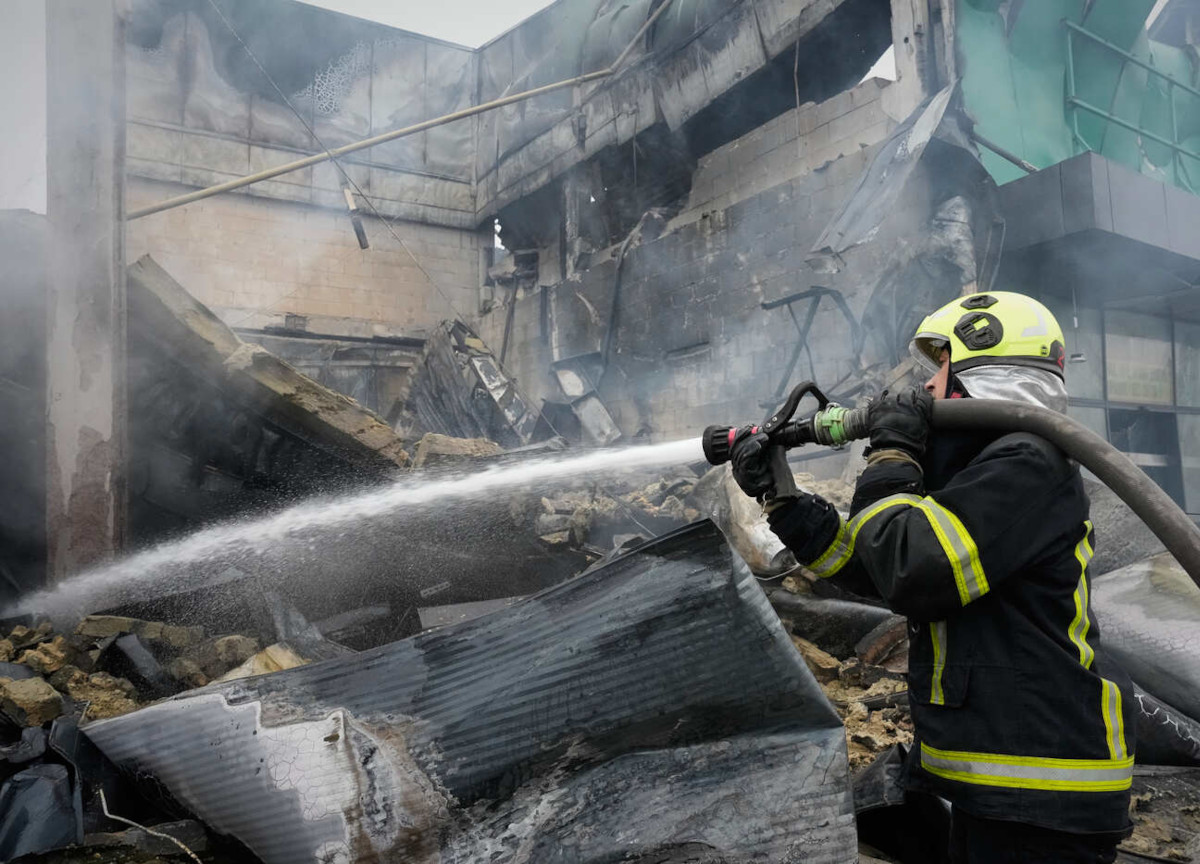 Ucraina, i russi colpiscono un ponte a Kiev e bombardano Kharkiv: morti e feriti. Scatta la tregua umanitaria a Oleshky