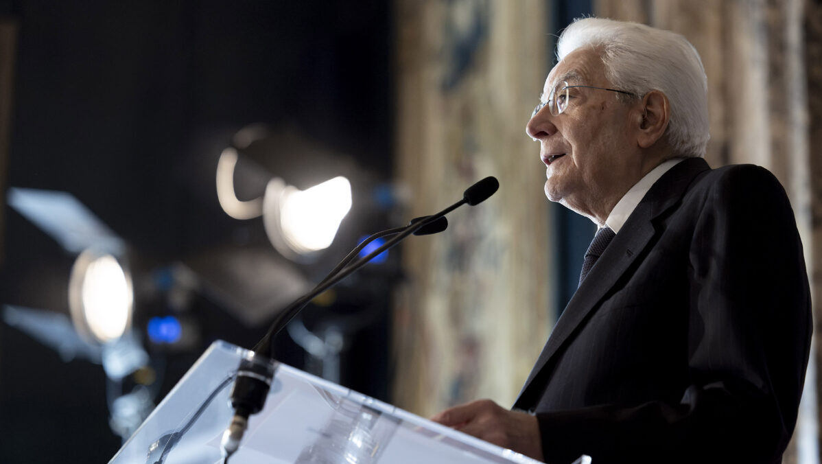 Mattarella, l’allarme sulle fake news: “La rete può pilotare le scelte. E l’IA va regolata” Mattarella, l’allarme sulle fake news: “La rete può pilotare le scelte. E l’IA va regolata”