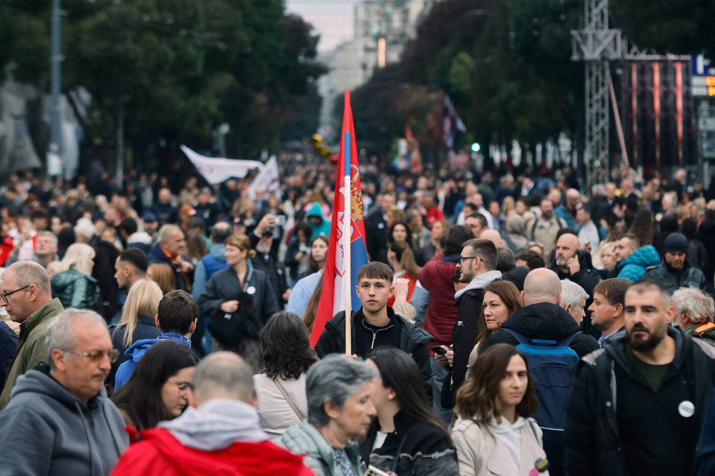 Serbia, i giovani hanno scritto un nuovo pezzo di storia: l’invasione di Belgrado e la festa per il crollo di Vučić- VIDEO