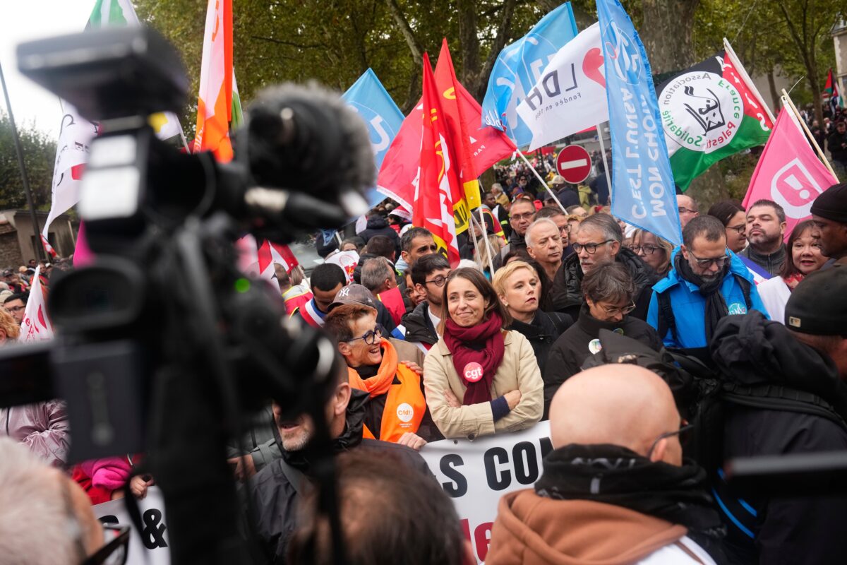 Francia, fiumana di manifestanti nelle piazze: a Parigi 142 fermi e 120 in custodia Francia, fiumana di manifestanti nelle piazze: a Parigi 142 fermi e 120 in custodia