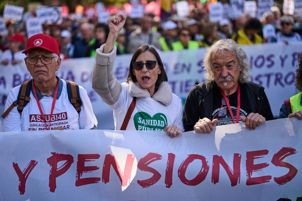 Spagna in piazza, dalla rabbia dei giovani ai pensionati: saccheggi a Barcellona, migliaia in corteo a Madrid Spagna in piazza, dalla rabbia dei giovani ai pensionati: saccheggi a Barcellona, migliaia in corteo a Madrid