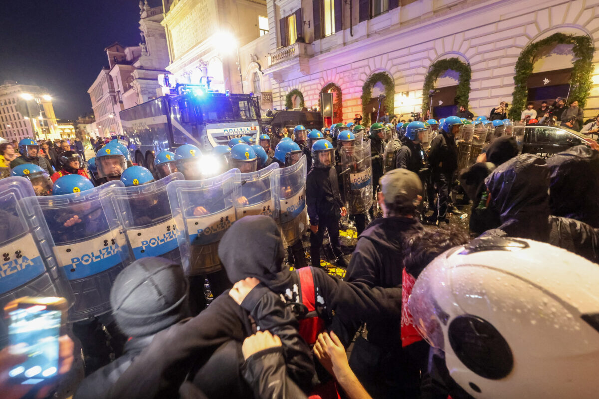 Cortei: nove arresti, 87 denunciati e oltre 4 mila persone identificate. Fermato Siher, Meloni attacca la sinistra: “Teme i militari ma non i violenti” Cortei: nove arresti, 87 denunciati e oltre 4 mila persone identificate. Fermato Siher, Meloni attacca la sinistra: “Teme i militari ma non i violenti”
