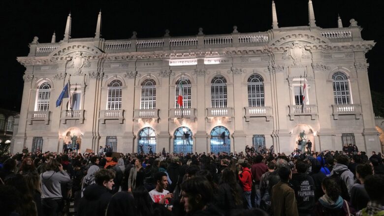 Milano blindata: oltre 10mila in corteo contro il carovita, ma la protesta resta pacifica