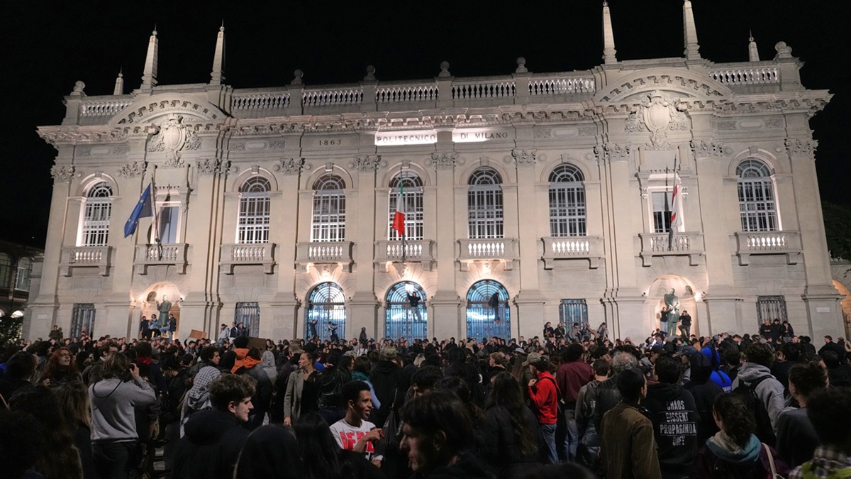 Milano blindata: oltre 10mila in corteo contro il carovita, ma la protesta resta pacifica Milano blindata: oltre 10mila in corteo contro il carovita, ma la protesta resta pacifica