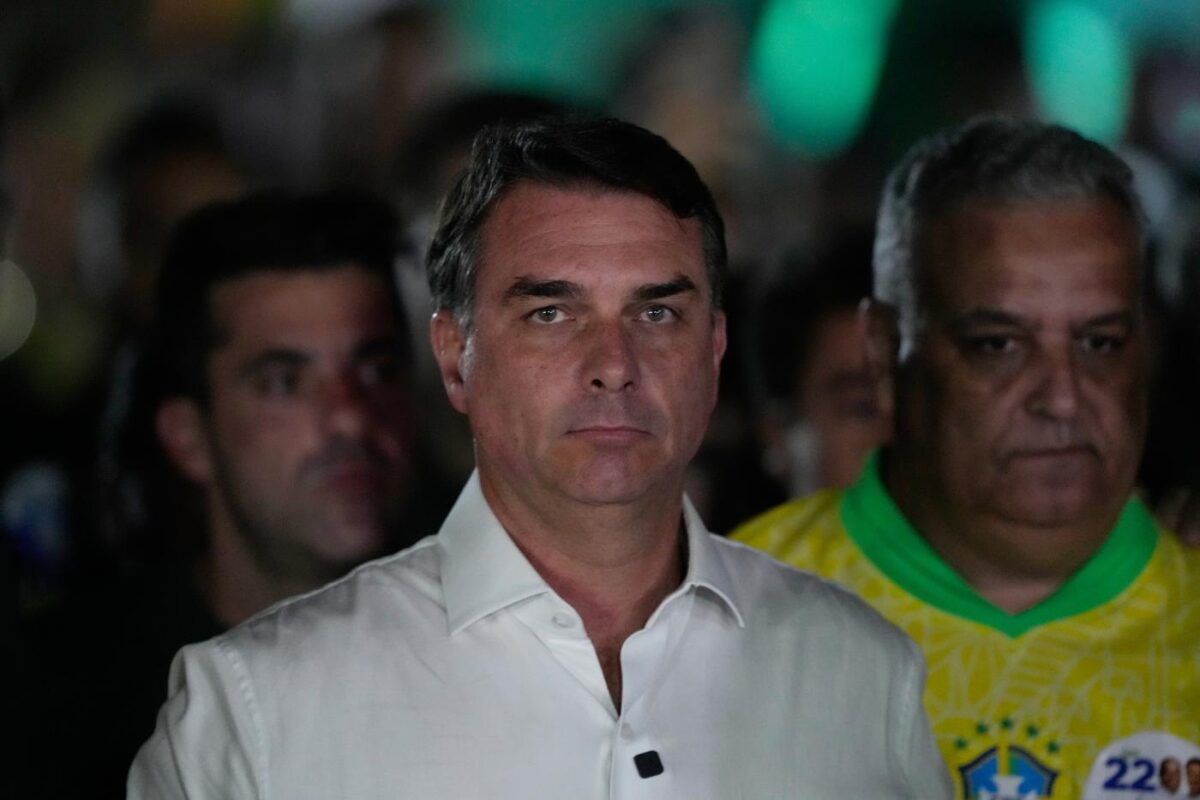 Flavio Bolsonaro in volo verso gli Stati Uniti. Arriva la conferma anche da alcuni parenti Flavio Bolsonaro in volo verso gli Stati Uniti. Arriva la conferma anche da alcuni parenti