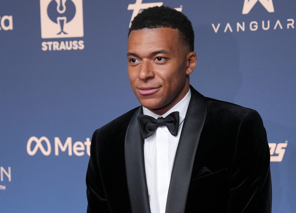 Pallone d’Oro, serata da dimenticare per Mbappé: perde premio e maxi sponsor. La battuta su Mao Zedong costa cara Pallone d’Oro, serata da dimenticare per Mbappé: perde premio e maxi sponsor. La battuta su Mao Zedong costa cara