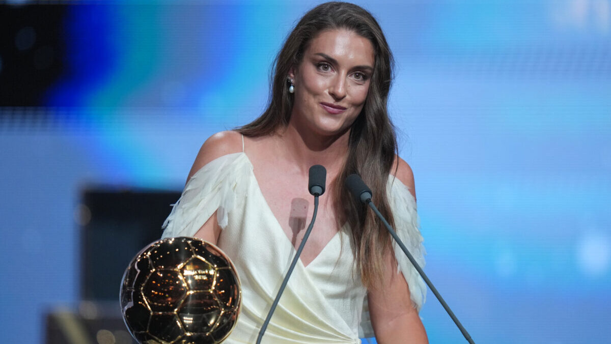 Pallone d’Oro, Alexia Putellas fa tris. La “Reina” non abdica: la storia di chi si è ripresa tutto Pallone d’Oro, Alexia Putellas fa tris. La “Reina” non abdica: la storia di chi si è ripresa tutto