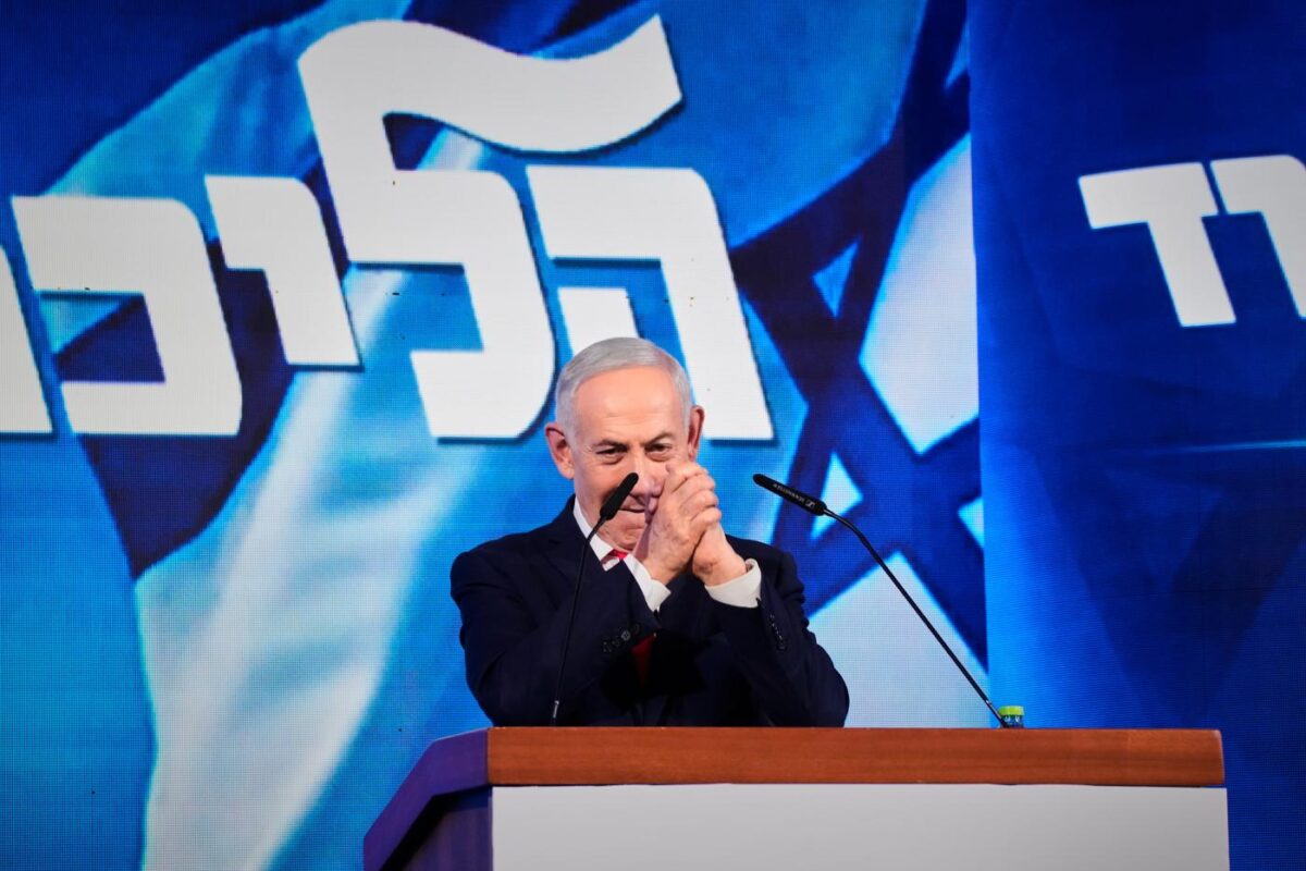 Elezioni Israele, scrutinato il 77% dei voti: il blocco di Netanyahu arriva a 54 seggi, Eisenkot si rafforza a 49 Elezioni Israele, scrutinato il 77% dei voti: il blocco di Netanyahu arriva a 54 seggi, Eisenkot si rafforza a 49