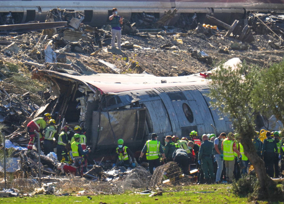 Incidente ferroviario in Spagna, la Farnesina: “Gli italiani ancora dispersi sono tre”. I racconti choc Incidente ferroviario in Spagna, la Farnesina: “Gli italiani ancora dispersi sono tre”. I racconti choc