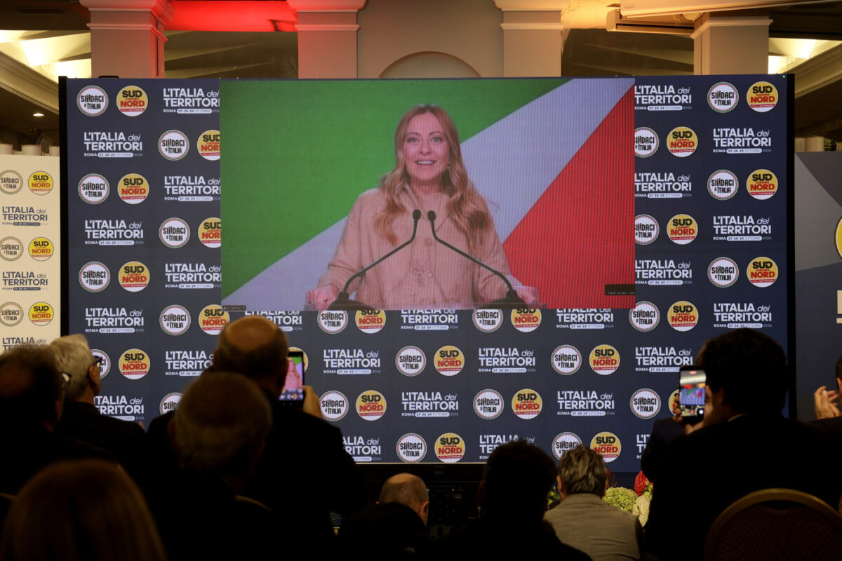 Meloni alla convention di Sud chiama Nord: “Sindaci eroi della politica, l’Italia si governa con i territori” Meloni alla convention di Sud chiama Nord: “Sindaci eroi della politica, l’Italia si governa con i territori”