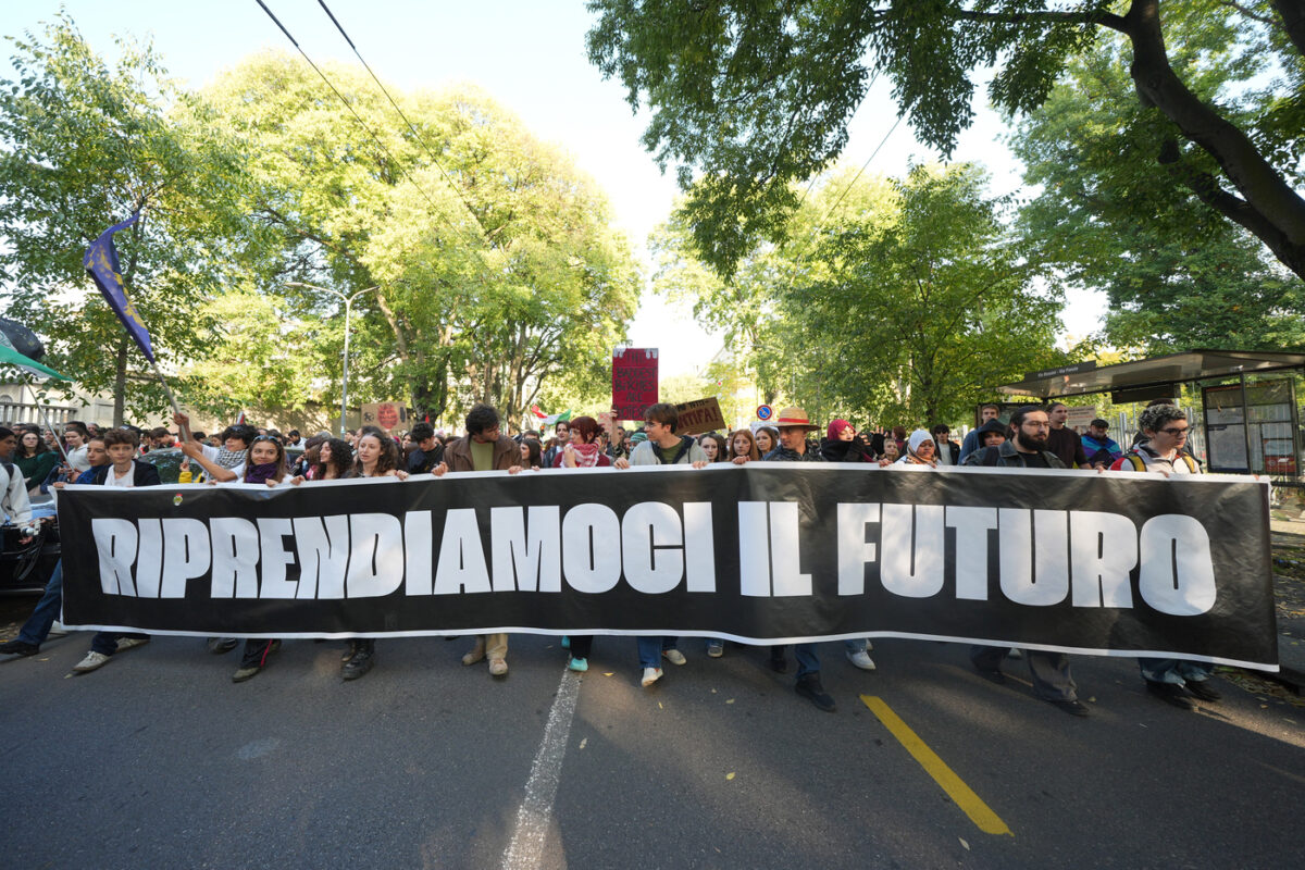 Proteste in tutta Italia, da Milano a Palermo: il malcontento del Paese per carovita, guerre e inflazione. LE FOTO Proteste in tutta Italia, da Milano a Palermo: il malcontento del Paese per carovita, guerre e inflazione. LE FOTO