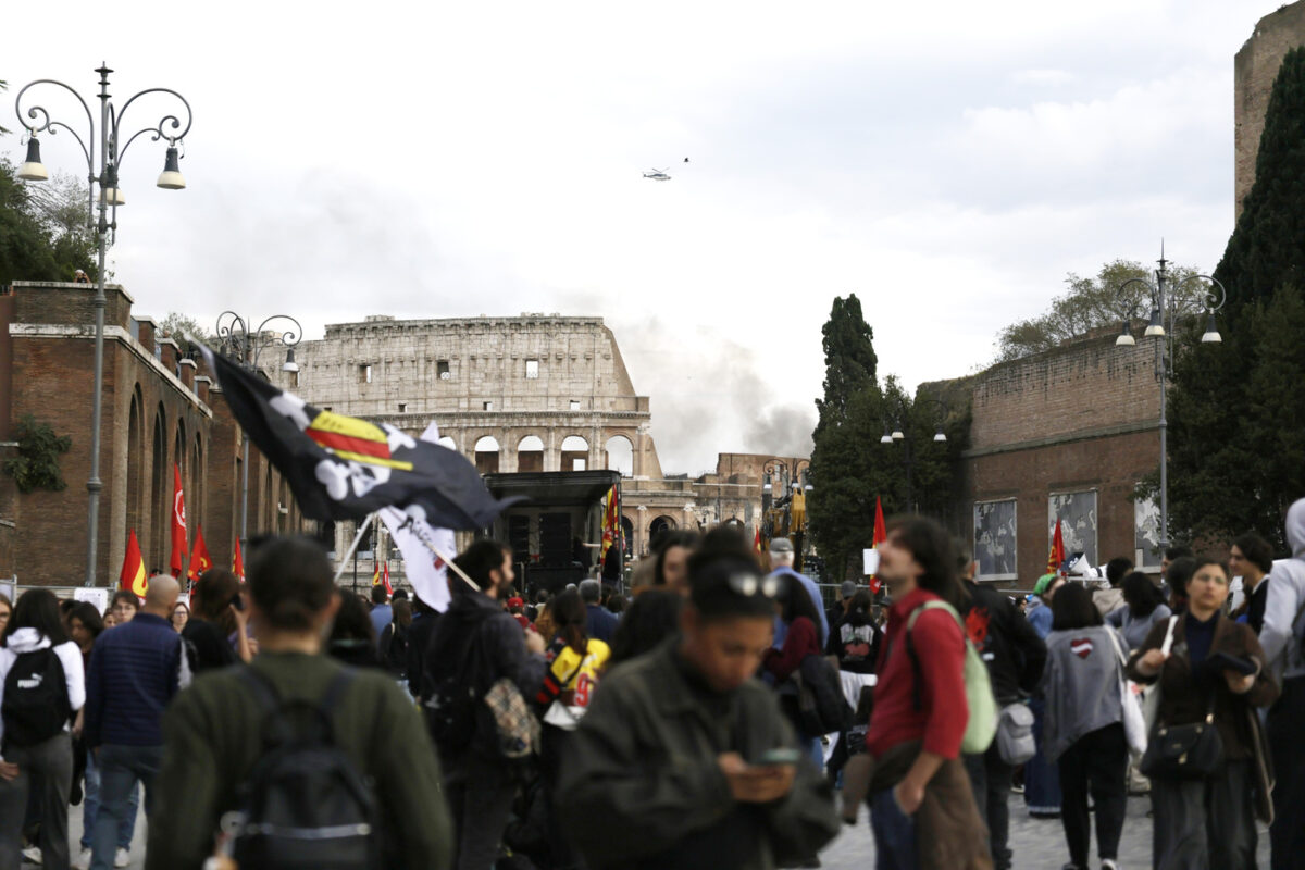 Proteste in tutta Italia, da Milano a Palermo: il malcontento del Paese per carovita, guerre e inflazione. LE FOTO Proteste in tutta Italia, da Milano a Palermo: il malcontento del Paese per carovita, guerre e inflazione. LE FOTO
