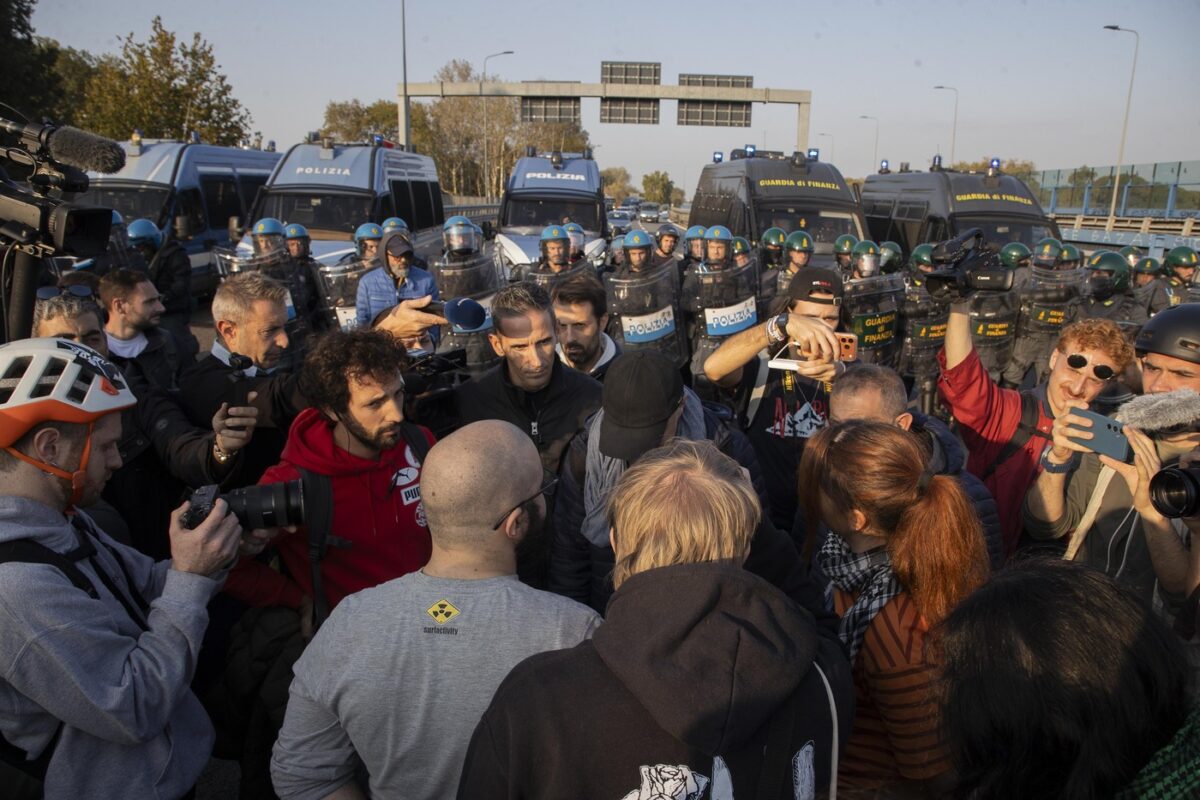 Proteste in tutta Italia, da Milano a Palermo: il malcontento del Paese per carovita, guerre e inflazione. LE FOTO Proteste in tutta Italia, da Milano a Palermo: il malcontento del Paese per carovita, guerre e inflazione. LE FOTO
