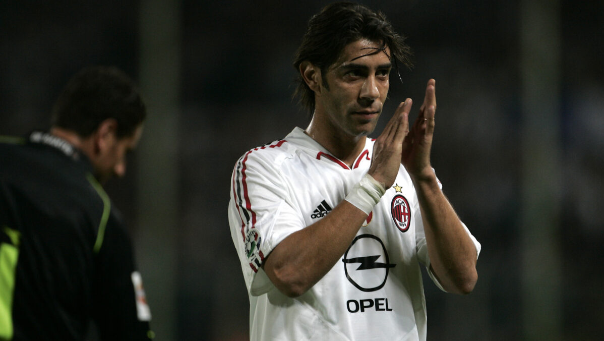 Milan, ritorno al passato sulle maglie? Adidas può riprendersi i rossoneri: quanta nostalgia per i tifosi – FOTO Milan, ritorno al passato sulle maglie? Adidas può riprendersi i rossoneri: quanta nostalgia per i tifosi – FOTO