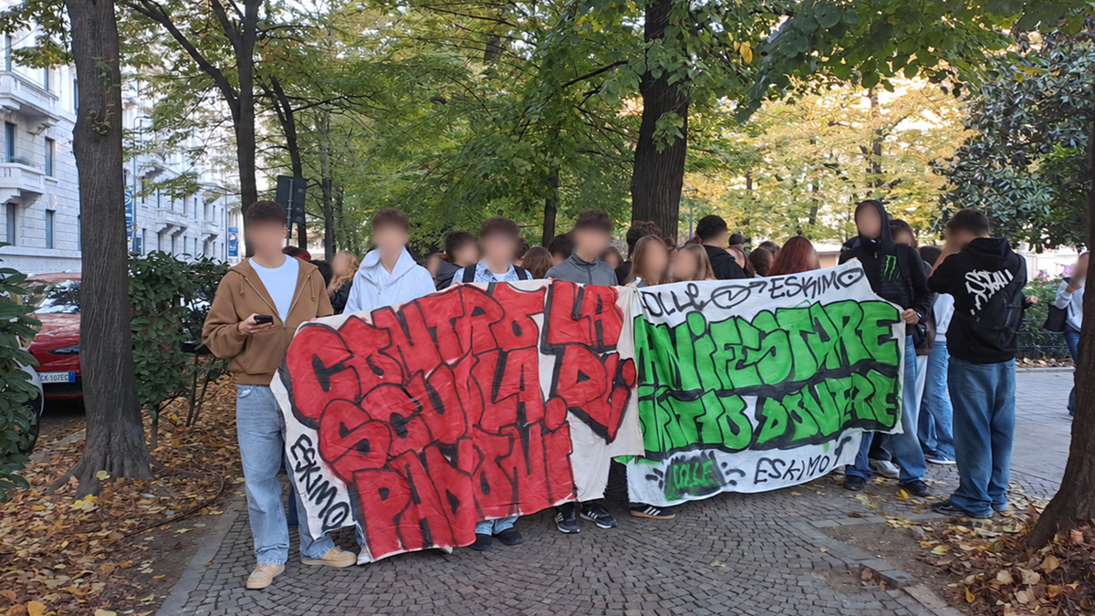 Milano, migliaia in piazza tra Usb, studenti, e lavoratori. Salis in corteo. Milano, migliaia in piazza tra Usb, studenti, e lavoratori. Salis in corteo.