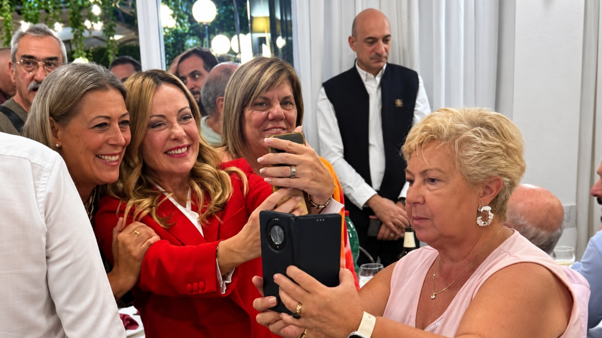 Giorgia Meloni torna alla Garbatella: blitz tra i nonni nel quartiere dove tutto è cominciato Giorgia Meloni torna alla Garbatella: blitz tra i nonni nel quartiere dove tutto è cominciato