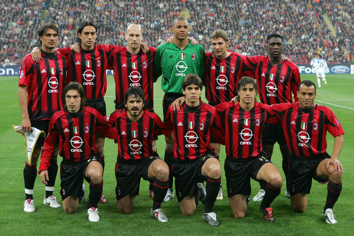 Milan, ritorno al passato sulle maglie? Adidas può riprendersi i rossoneri: quanta nostalgia per i tifosi – FOTO Milan, ritorno al passato sulle maglie? Adidas può riprendersi i rossoneri: quanta nostalgia per i tifosi – FOTO