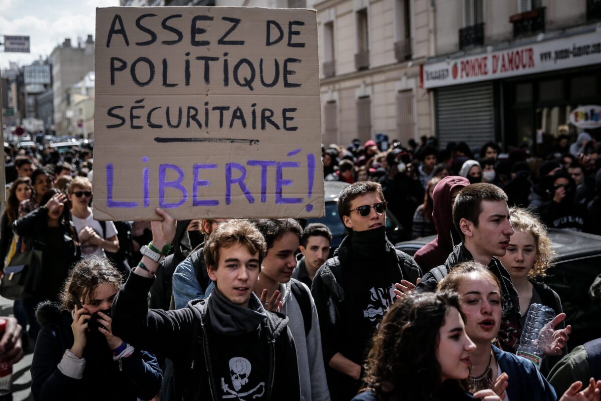 Francia, proteste degli studenti: a Marsiglia preside e dirigenti cosparsi di benzina Francia, proteste degli studenti: a Marsiglia preside e dirigenti cosparsi di benzina