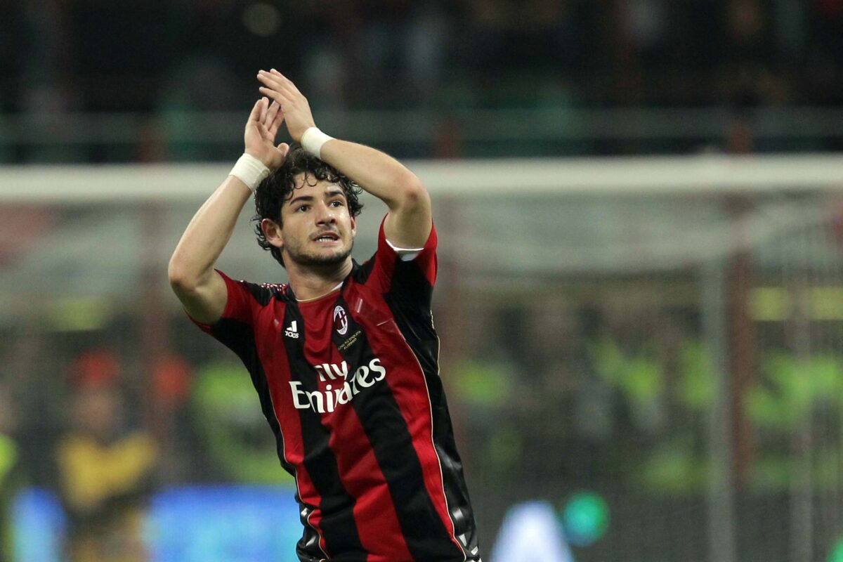 Milan, ritorno al passato sulle maglie? Adidas può riprendersi i rossoneri: quanta nostalgia per i tifosi – FOTO Milan, ritorno al passato sulle maglie? Adidas può riprendersi i rossoneri: quanta nostalgia per i tifosi – FOTO