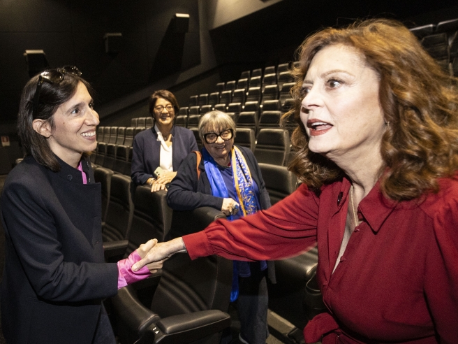 Susan Sarandon, la pasionaria di Hollywood conquista Roma. E Schlein e Conte corrono a prendersi un po’ di passerella