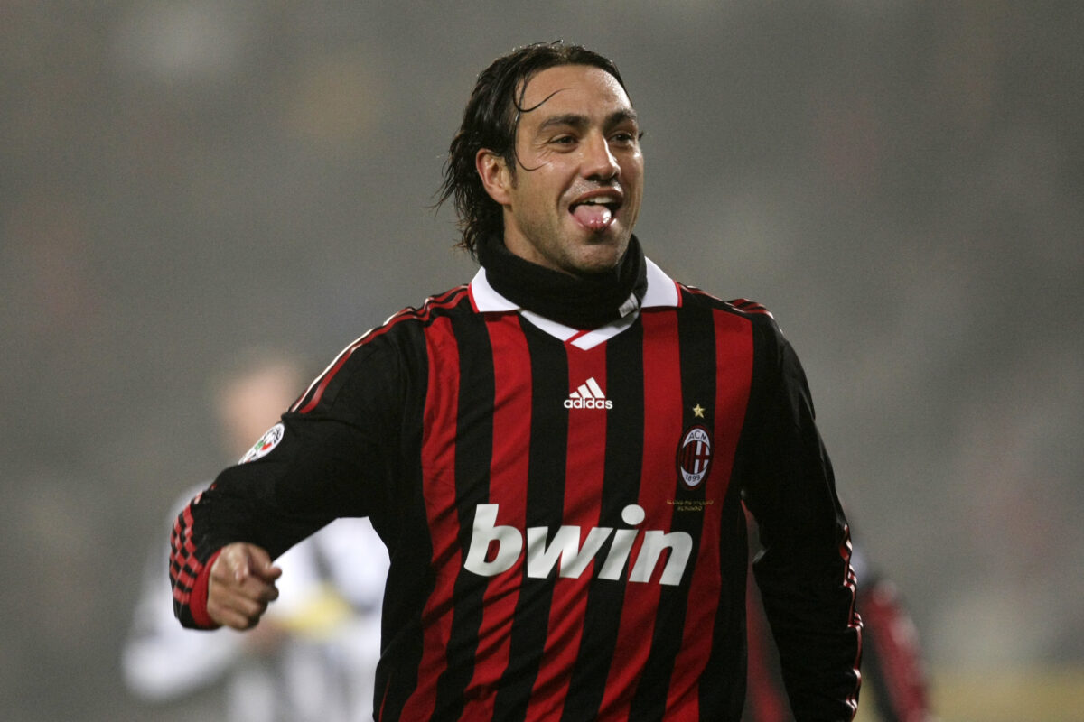 Milan, ritorno al passato sulle maglie? Adidas può riprendersi i rossoneri: quanta nostalgia per i tifosi – FOTO Milan, ritorno al passato sulle maglie? Adidas può riprendersi i rossoneri: quanta nostalgia per i tifosi – FOTO