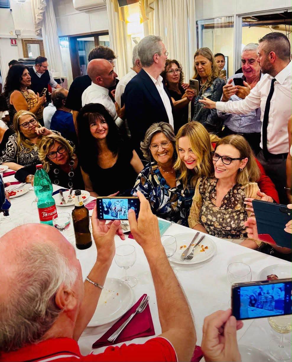Giorgia Meloni torna alla Garbatella: blitz tra i nonni nel quartiere dove tutto è cominciato Giorgia Meloni torna alla Garbatella: blitz tra i nonni nel quartiere dove tutto è cominciato