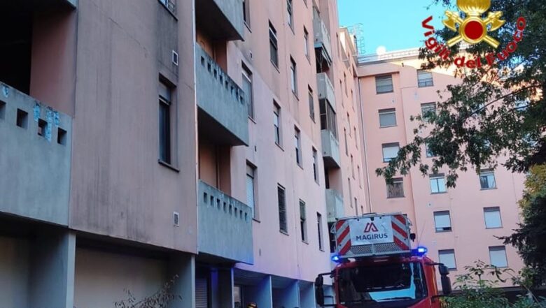 Milano, incendio in un appartamento in via Bottoni: muore un’anziana disabile. I vicini: “Ce lo aspettavamo”