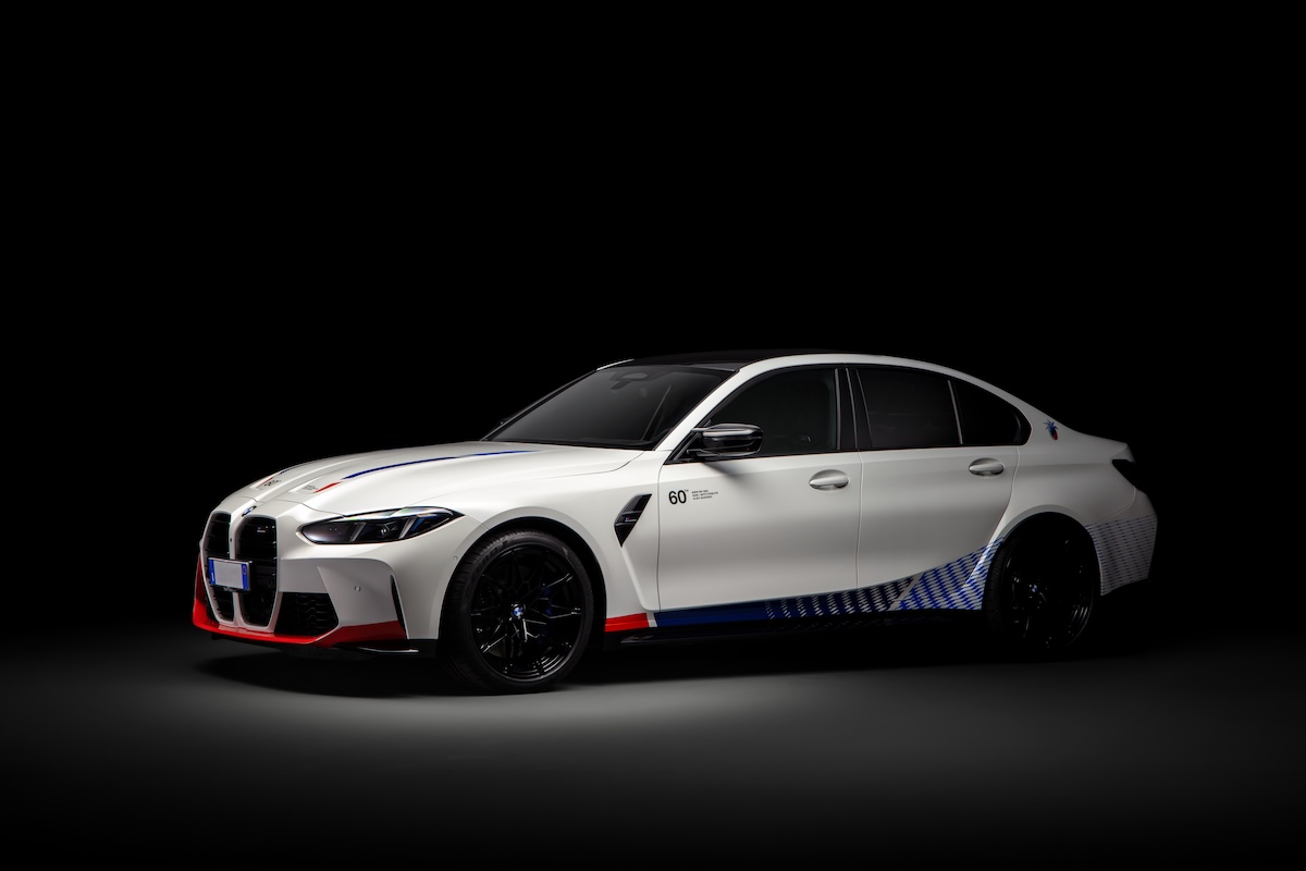 BMW M3 Tribute to Alex Zanardi: livrea con ananas per il 60° compleanno BMW M3 Tribute to Alex Zanardi: livrea con ananas per il 60° compleanno