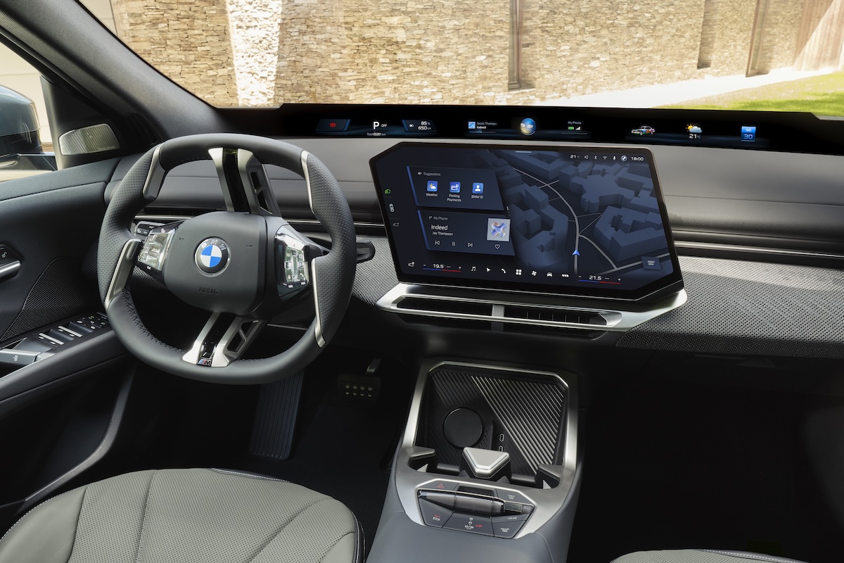 BMW iX4, il nuovo SUV elettrico sfiora gli 830 km di autonomia