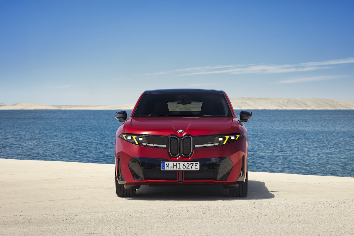 BMW iX4, il nuovo SUV elettrico sfiora gli 830 km di autonomia