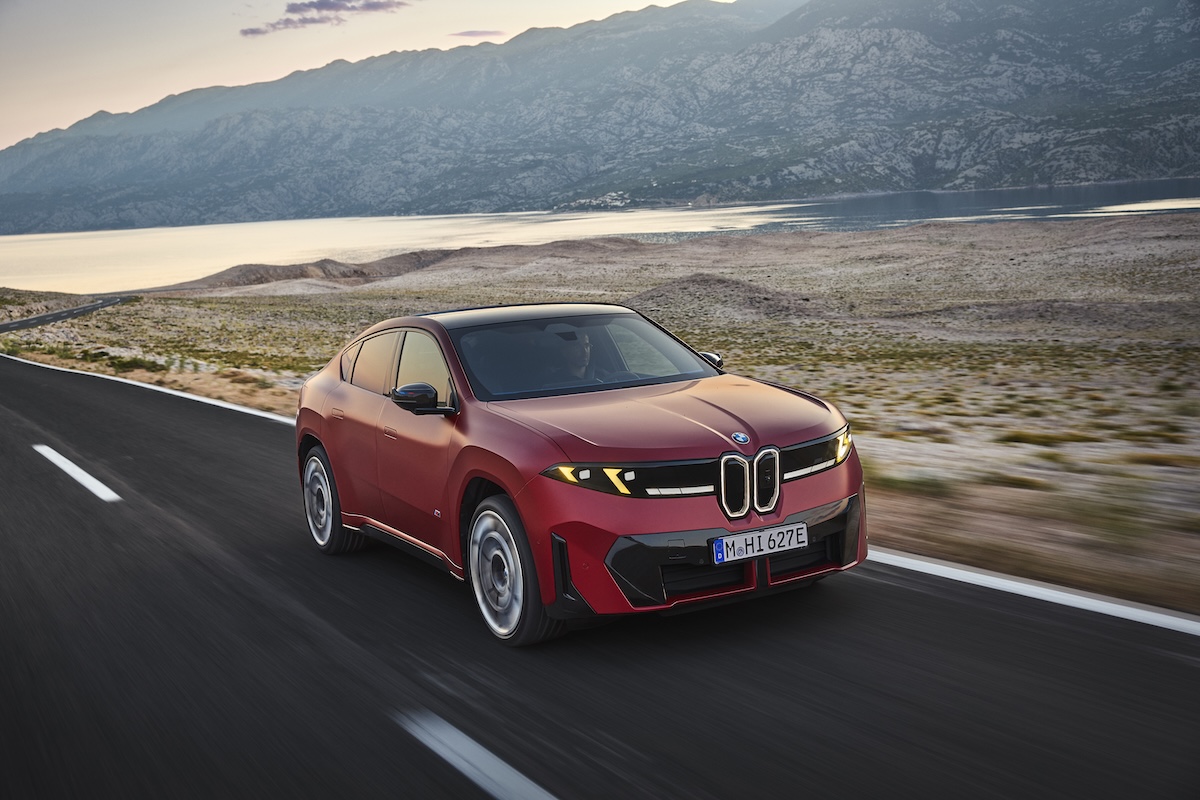 BMW iX4, il nuovo SUV elettrico sfiora gli 830 km di autonomia