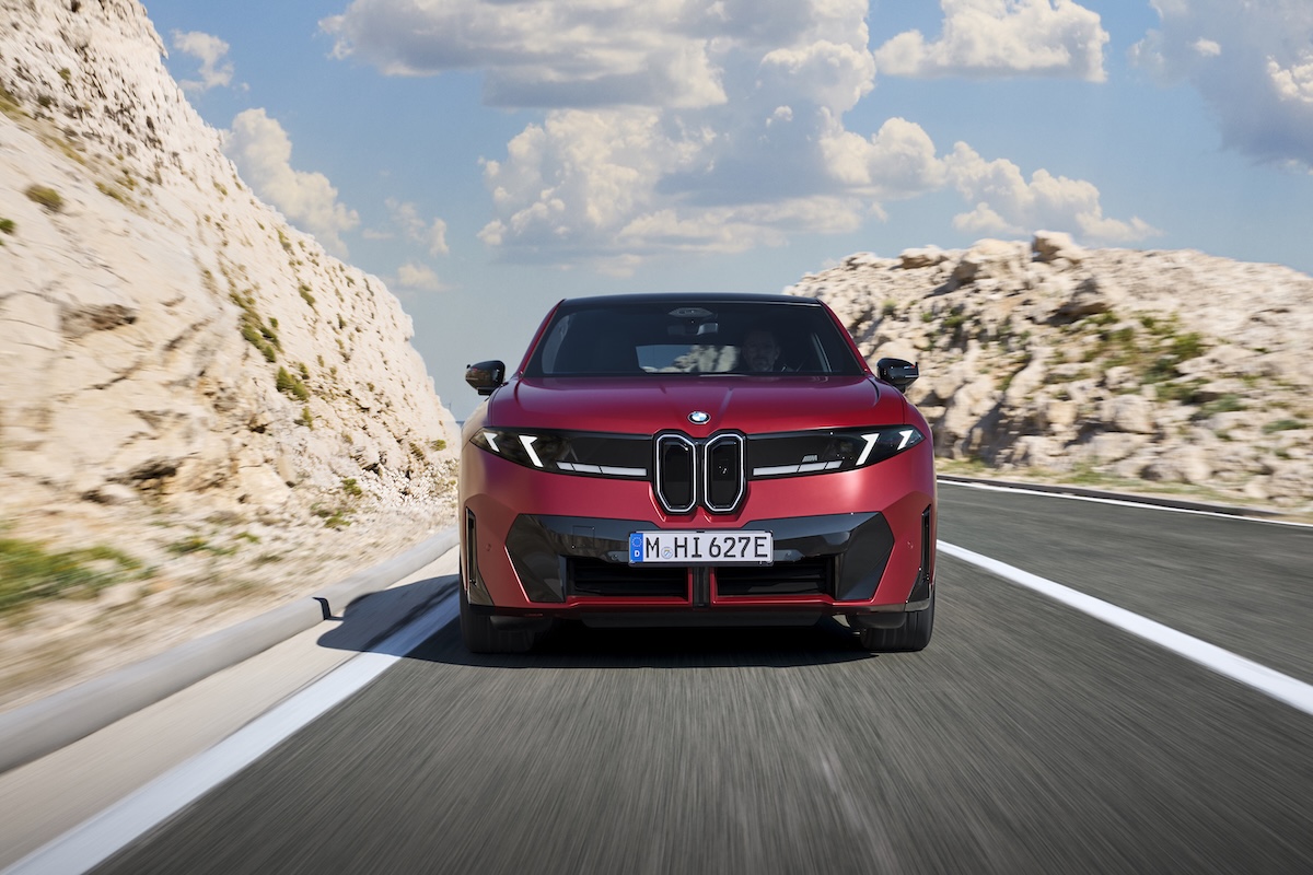 BMW iX4, il nuovo SUV elettrico sfiora gli 830 km di autonomia