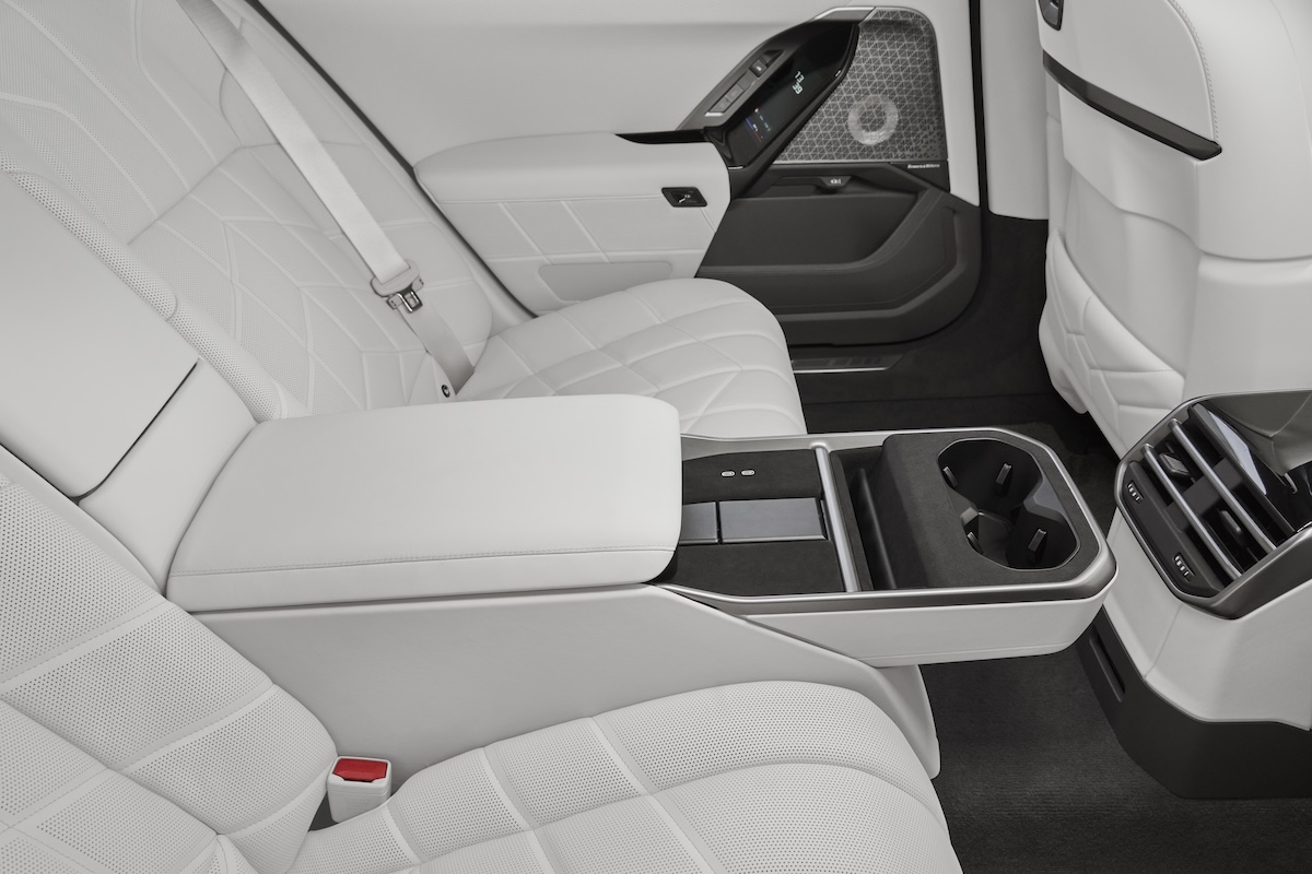 BMW Serie 7 blindata, 612 CV e vetri antiproiettile: ecco come è fatta BMW Serie 7 blindata, 612 CV e vetri antiproiettile: ecco come è fatta