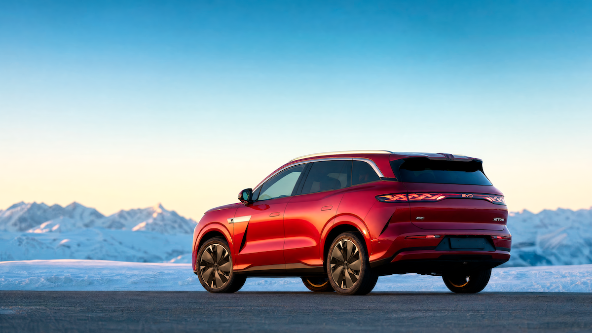 Parigi 2026, BYD rilancia: ATTO 8, SHARK DMO e DOLPHIN SURF a 5 posti