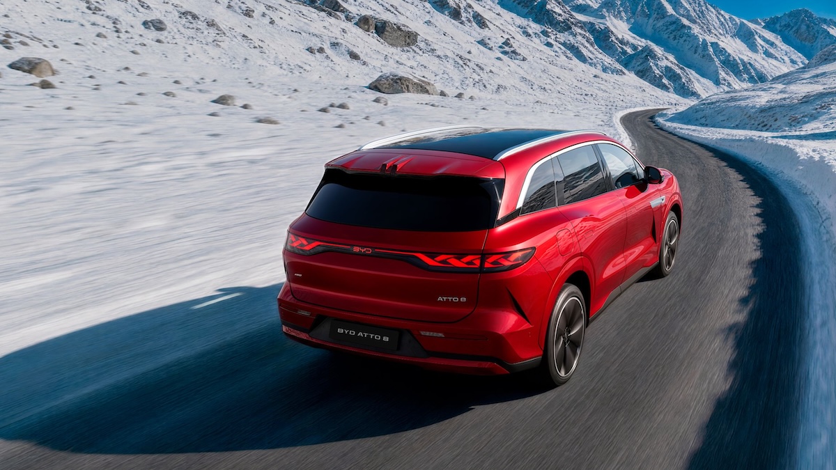 Parigi 2026, BYD rilancia: ATTO 8, SHARK DMO e DOLPHIN SURF a 5 posti