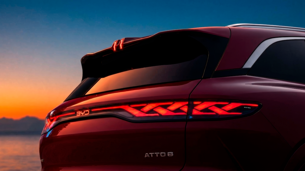 Parigi 2026, BYD rilancia: ATTO 8, SHARK DMO e DOLPHIN SURF a 5 posti