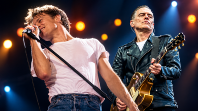 Bryan Adams a Roma, il rock si mette a nudo: al Brancaccio bastano una chitarra, una voce e tante hit