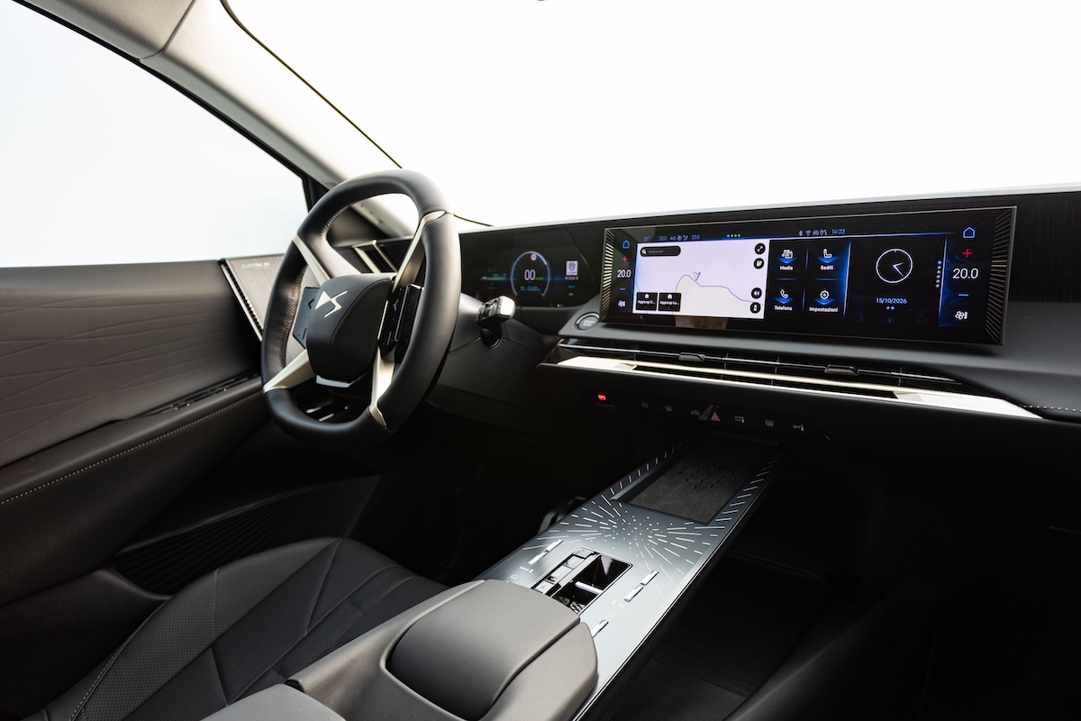 Nuova DS N°7, lusso e tecnologia: ecco come cambia il SUV premium francese Nuova DS N°7, lusso e tecnologia: ecco come cambia il SUV premium francese
