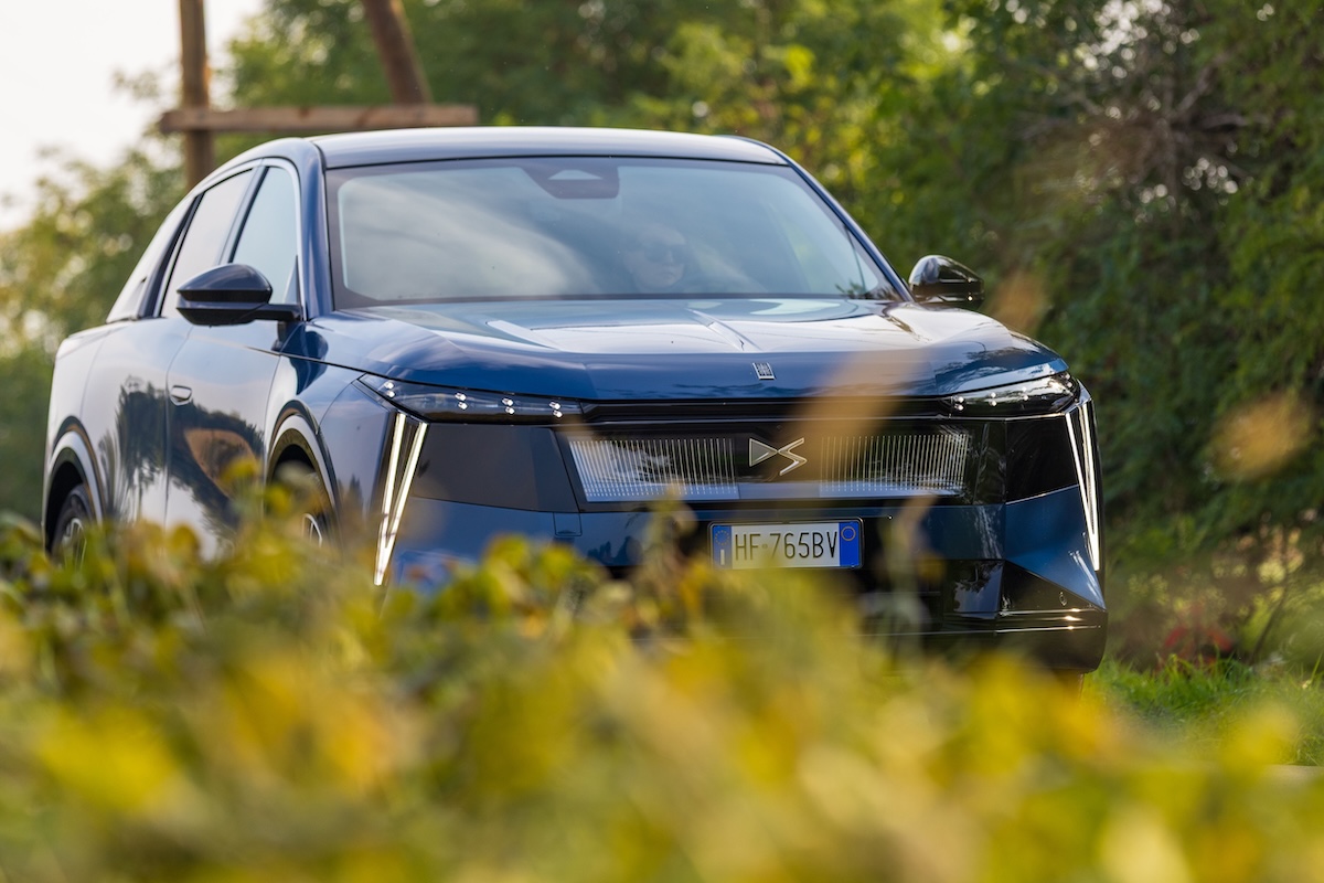 Nuova DS N°7, lusso e tecnologia: ecco come cambia il SUV premium francese Nuova DS N°7, lusso e tecnologia: ecco come cambia il SUV premium francese