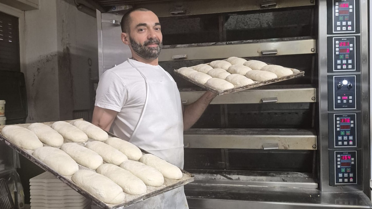 A Corsico arriva il pane anti-crisi: la pagnotta “Serafino” costerà 2 euro. L’iniziativa di uno storico panificatore A Corsico arriva il pane anti-crisi: la pagnotta “Serafino” costerà 2 euro. L’iniziativa di uno storico panificatore