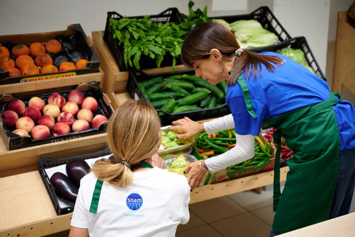 Fondazione Snam ETS, “Insieme per gli altri” coinvolge 1.500 volontari contro la povertà alimentare Fondazione Snam ETS, “Insieme per gli altri” coinvolge 1.500 volontari contro la povertà alimentare