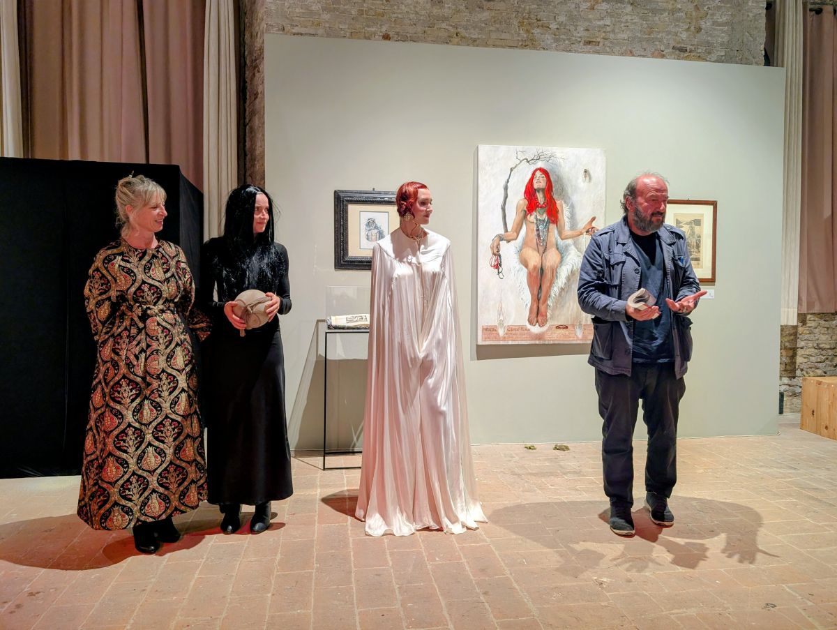 “Simona Bramati. Miti, Metamorfosi, Visioni” alla Mole Vanvitelliana di Ancona. Prima performance con Davide Rondoni “Simona Bramati. Miti, Metamorfosi, Visioni” alla Mole Vanvitelliana di Ancona. Prima performance con Davide Rondoni