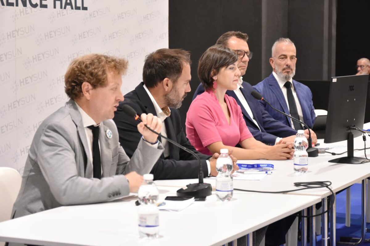 Hydrogen Valleys oltre il PNRR, H2IT: “Ora creare le condizioni per rendere strutturali gli investimenti” Hydrogen Valleys oltre il PNRR, H2IT: “Ora creare le condizioni per rendere strutturali gli investimenti”